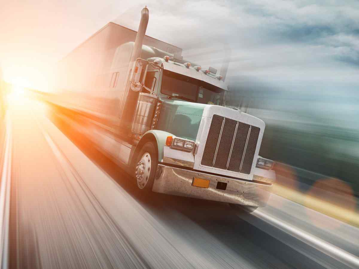 https://reliance-logistics.com/wp-content/uploads/2017/08/inner_big_trucks_08.jpg